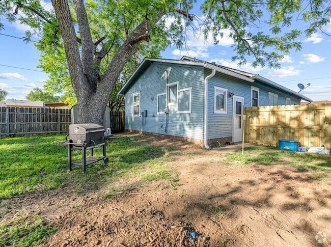 Building Photo - 3 Bedroom Home