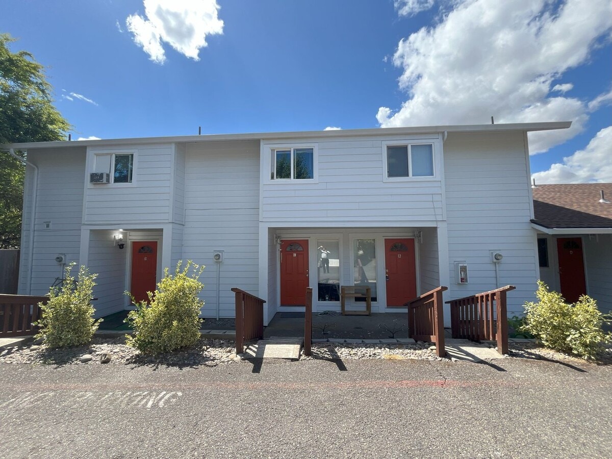 2 Bedroom Townhome in Tanasbourne! - 2 Bedroom Townhome in Tanasbourne! Unit #D