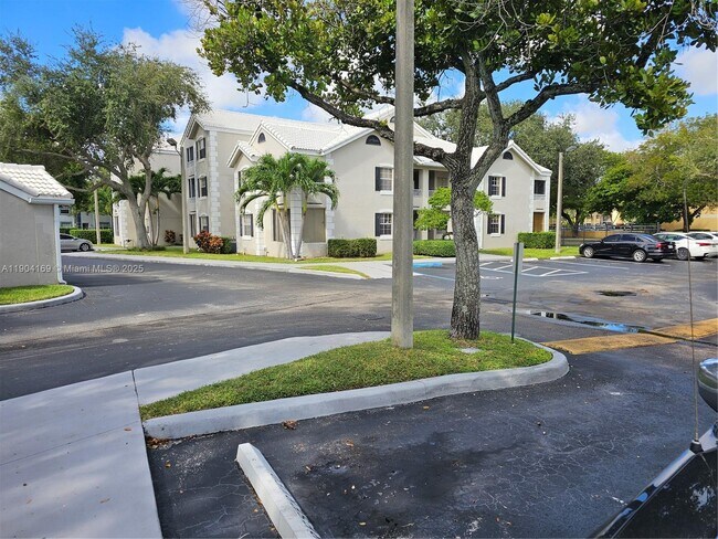 Photo - 2880 N Oakland Forest Dr Unidad 102