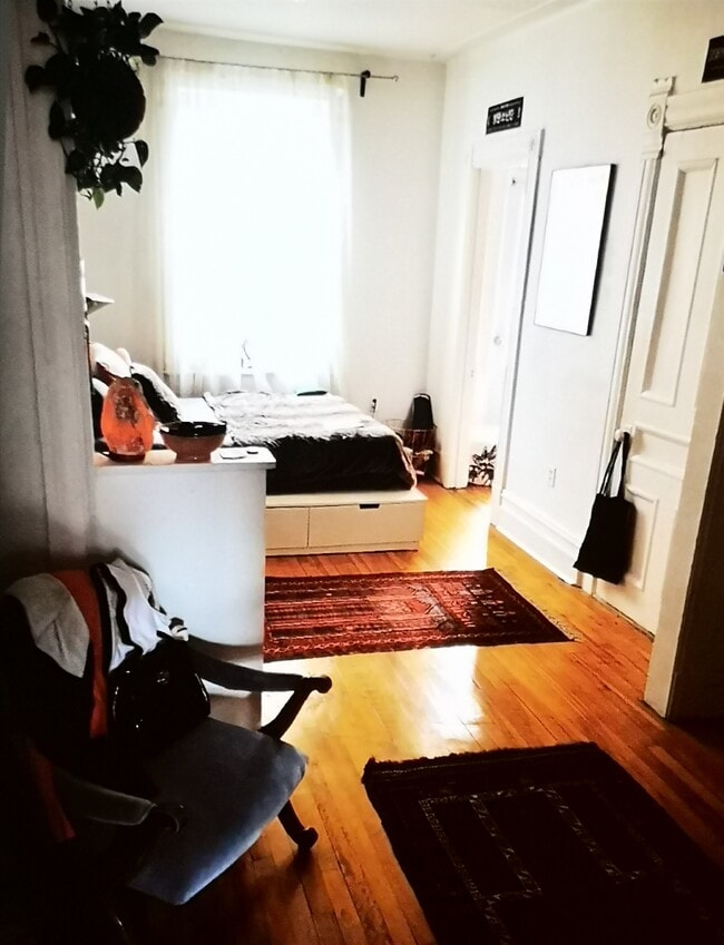 Building Photo - 989 Rue Saint-André Unit 1