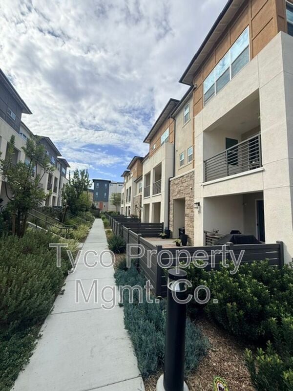 784 Vada St