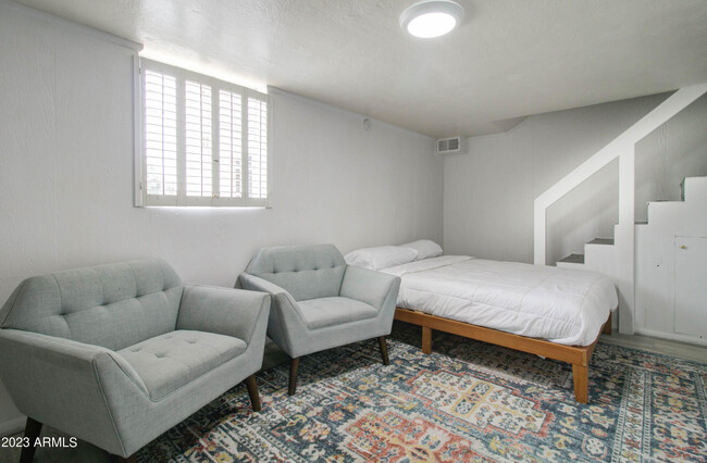 Building Photo - 877 E Sycamore St Rental
