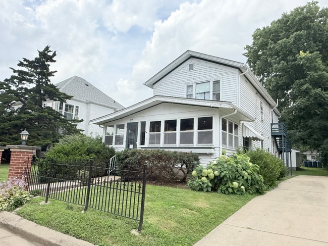Building Photo - 310 E Locust St Unit 1