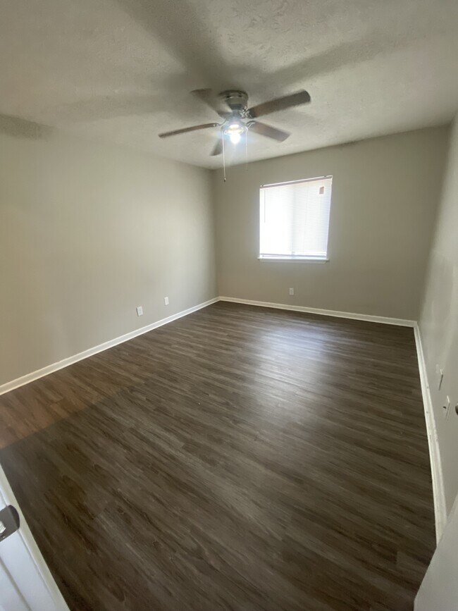 841 Applewood Ln