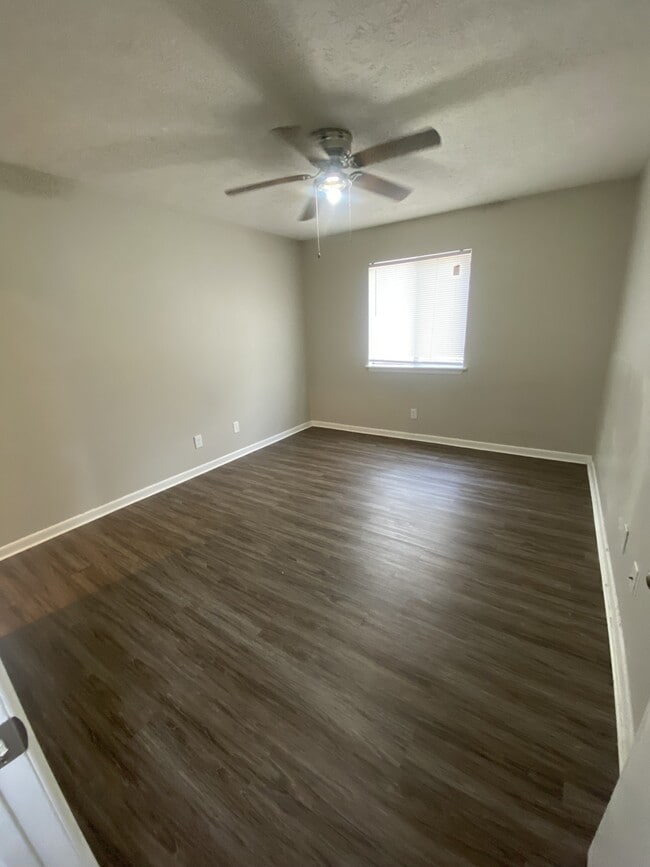 Photo - 841 Applewood Ln