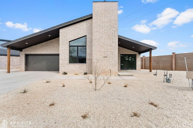 Building Photo - 2303 Toledo Ave