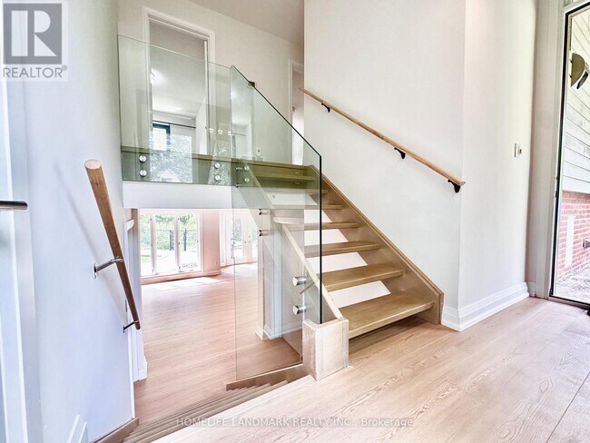 Photo - 1319 Cumnock Crescent