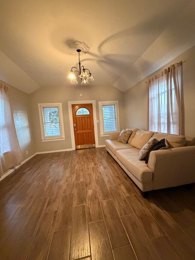 429 W 4th St