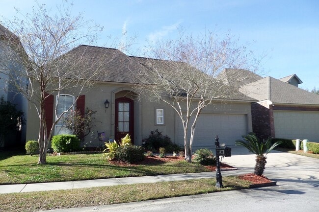Building Photo - Location and upgrades! 3BR/2BA dbl garage, tons of storage, no carpet!