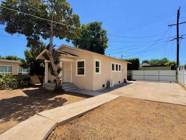 Building Photo - 3007 Dalton Ave Unit 3007 1/2 Dalton Ave.