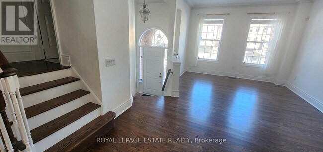 Photo - 8038 Yonge St