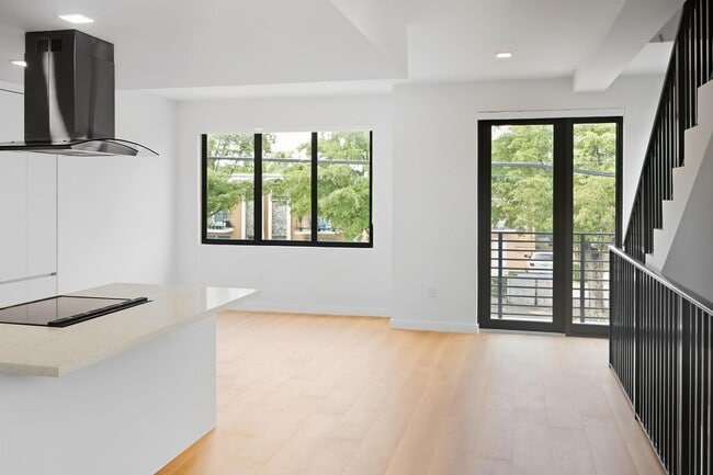 Building Photo - 1376 SW 4th St