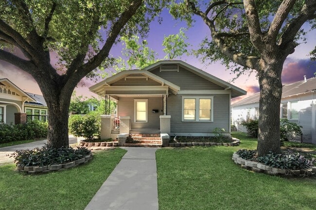 Photo - 916 W Cottage St