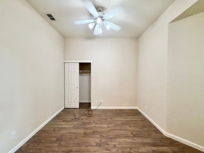 Beautiful 4-Bedroom Roseville Home with New Carpet & 3-Car Garage!