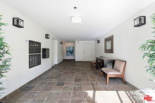 Photo - 1842 Greenfield Ave Unidad 102