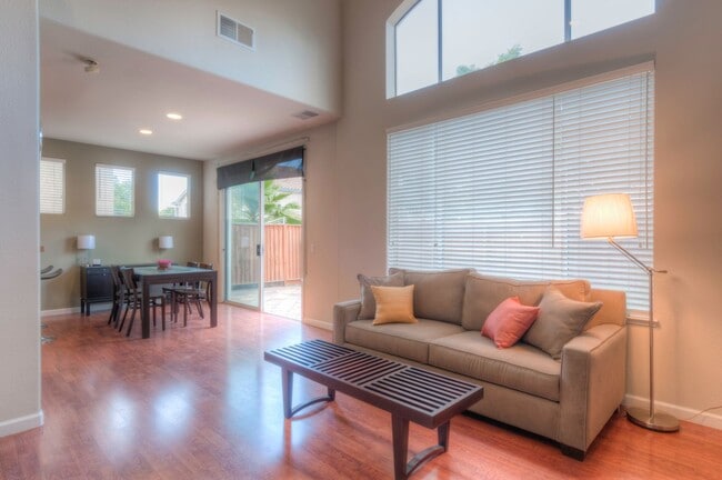 Photo - A must see beautiful 3 bedrooms 2.5 bathrooms single family home