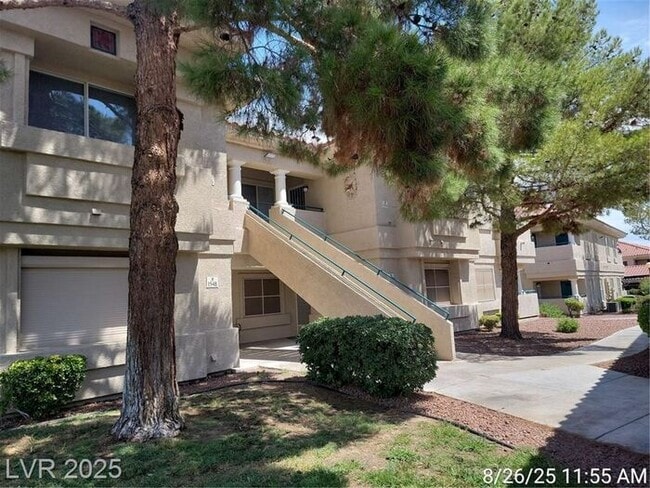 Building Photo - Bright Upstairs Unit with Vaulted Ceilings... Rental