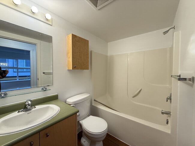 Photo - 238-238 Selby St