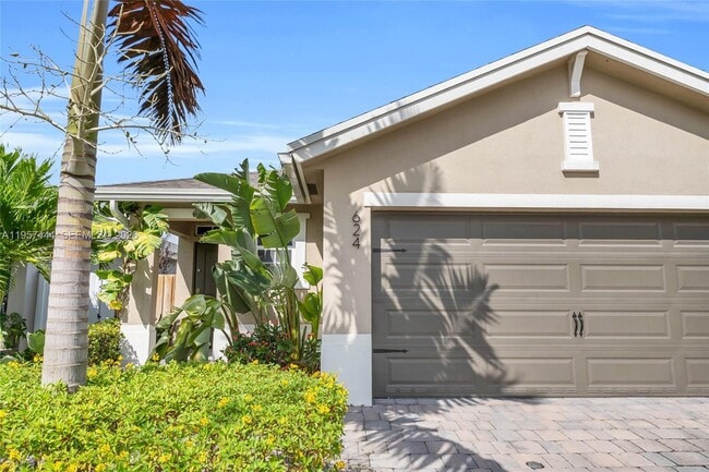 Photo - 624 NE 5th Way