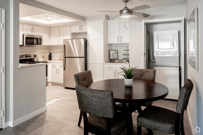 2BR, 2BA - 949SF