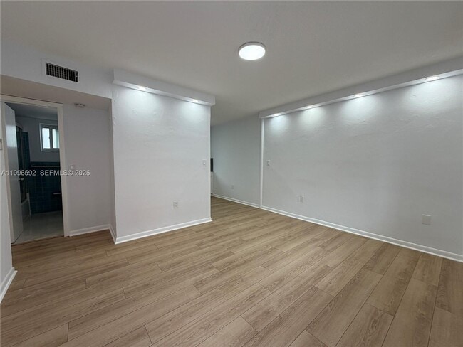 Building Photo - 1460 SW 4th St Unit 2