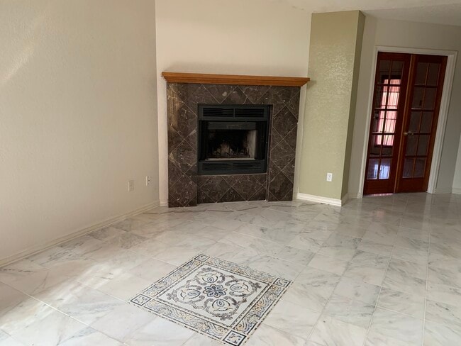 Photo - 2403 Hemlock Dr