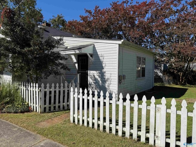 Photo - 2713 Hastings Rd SW