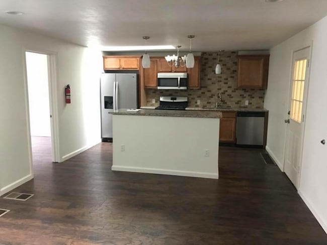 Photo - 102 N Gilfillan St