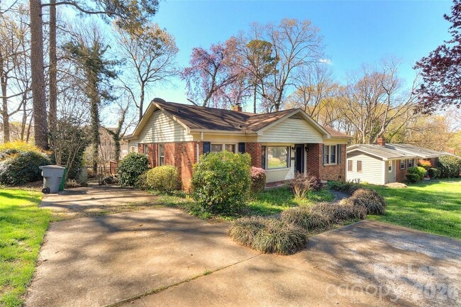 Photo - 1308 Mockingbird Ln