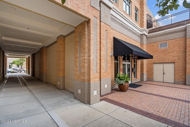 Photo - 6832 Main St