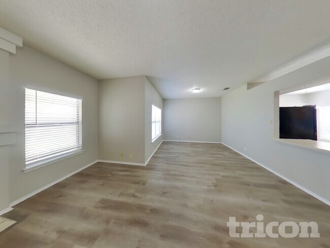 7439 Longing Trail