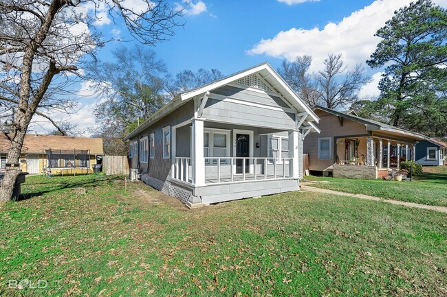 Building Photo - Check Out this 3 bed 2 bath Rental