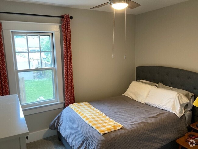 Building Photo - Crescent Hill  Charming Three Bedroom Bung... Rental