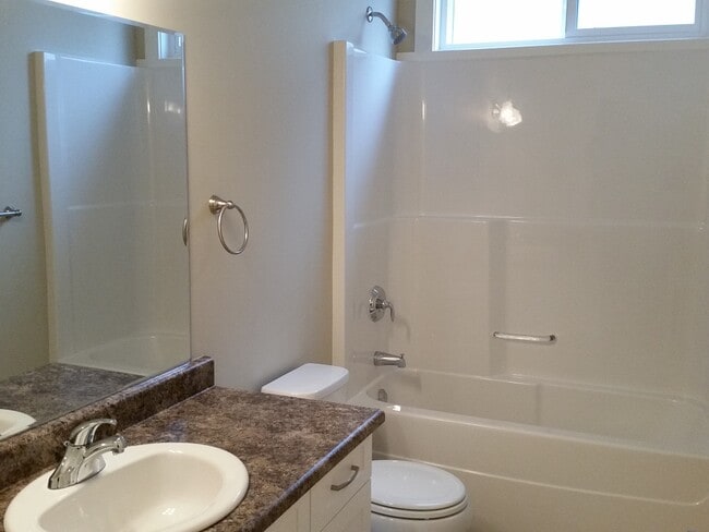 Photo - 1629-16287 87 Ave