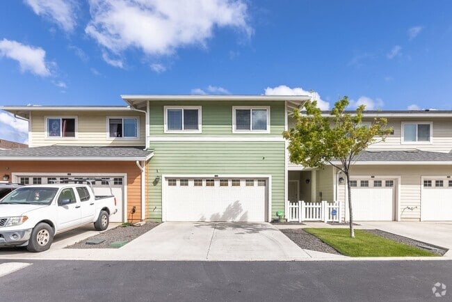 Building Photo - Stunning 3-bedroom and 2.5 Bath - Located ... Rental