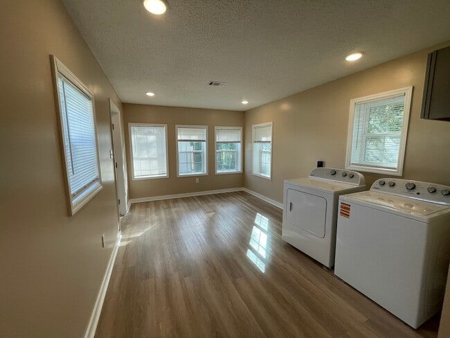 Photo - 803 S Oak St
