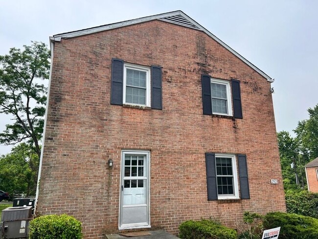Building Photo - 2512 Plateau Rd Unit B Rental