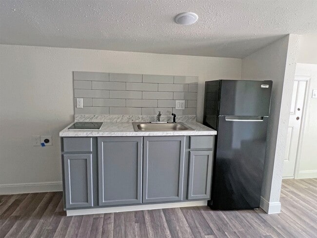 Building Photo - 201 Eastwood St Unit 5 Rental
