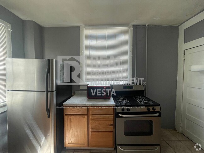 Building Photo - Charming One Bedroom Apartment Unit B