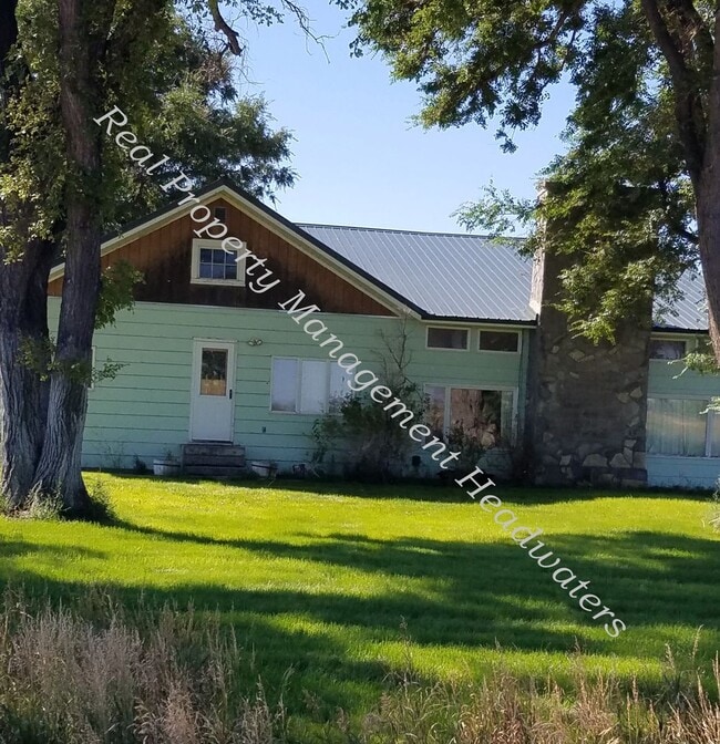 Building Photo - 4 Bedroom 2 Bath Farm House for Rent