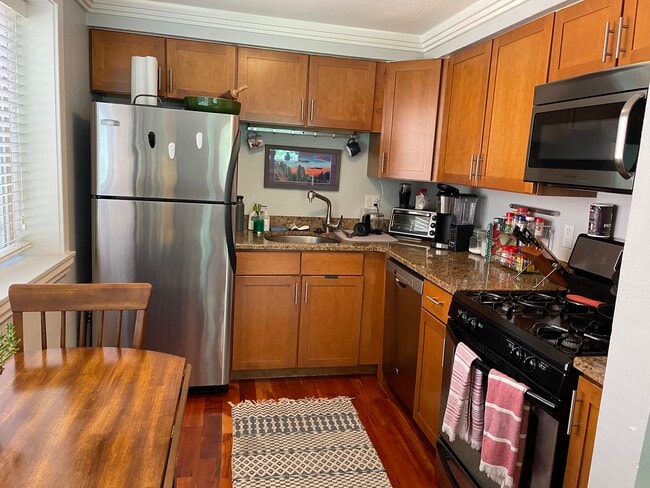 kitchen - 1660 Steele St Unidad 202