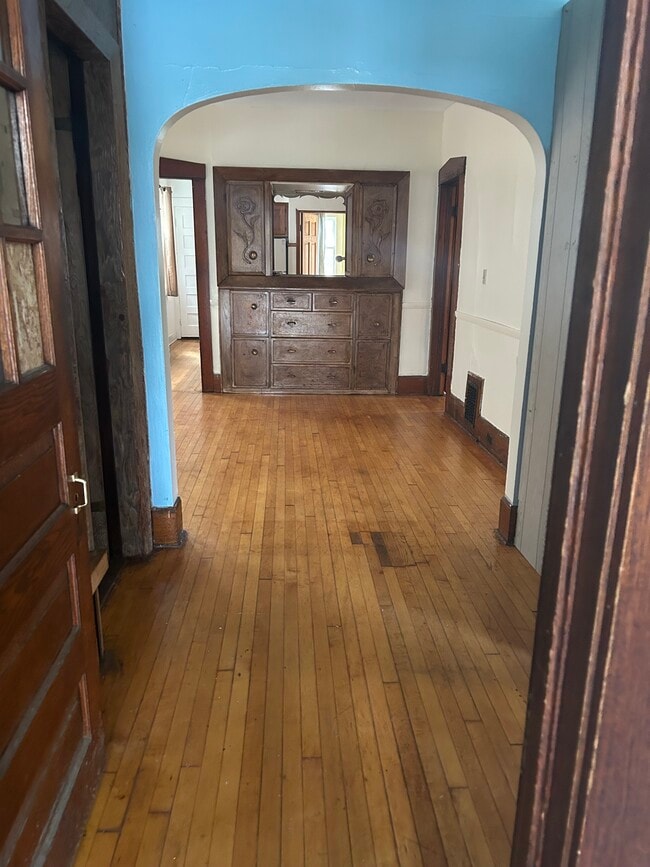 Building Photo - 3131 N Bartlett Ave Unit 1st floor Rental