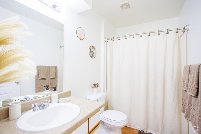 2BD, 2BA - 910SF - Secondary Bathroom