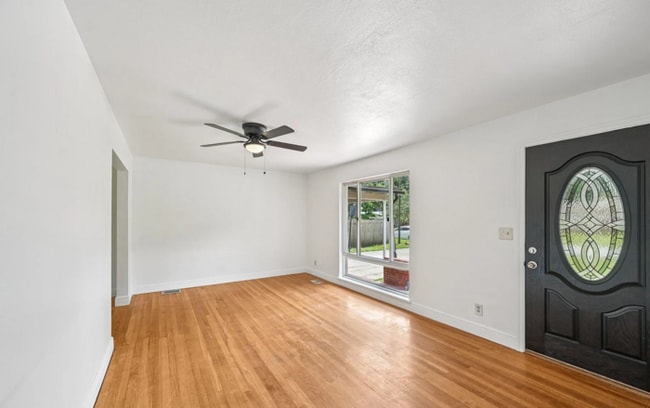 Photo - !!MOVE IN SPECIAL: 1 Month Free on a 13 months lease!! Beautiful 3 Beds 2 Baths Home with Spaciou...