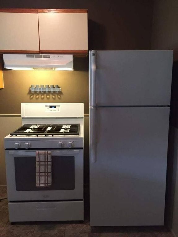 Refrigerador y estufa nuevos (incluidos), también tiene lavavajillas (viejo pero funciona). - 1764 Charter St