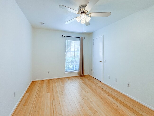 Building Photo - 1860 White Oak Dr Unit 323 Rental