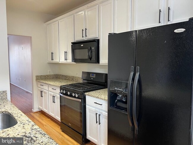 Photo - 5925 Kirkcaldy Ln