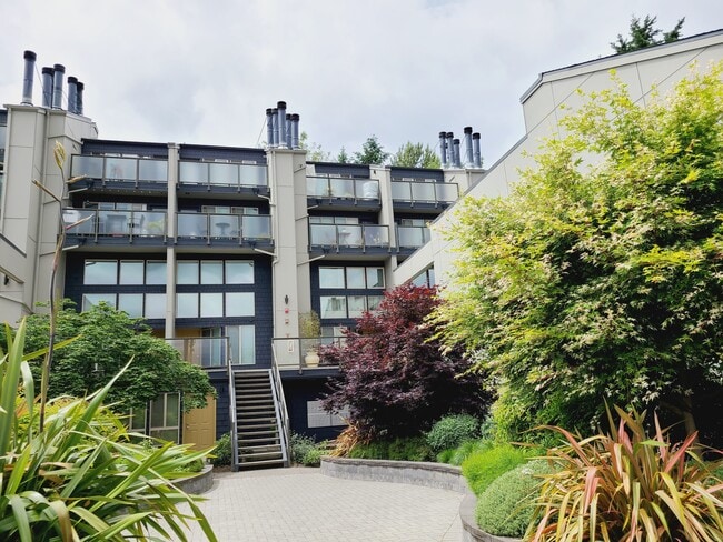 Courtyard - 5829 NE 75th St Condo Unit A336