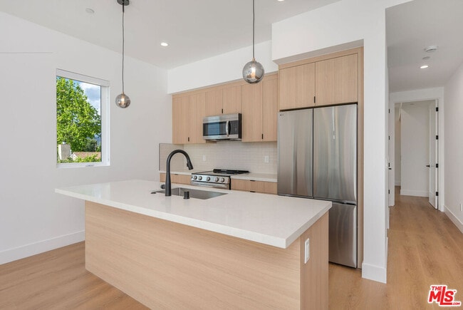 Photo - 5246 Auckland Ave