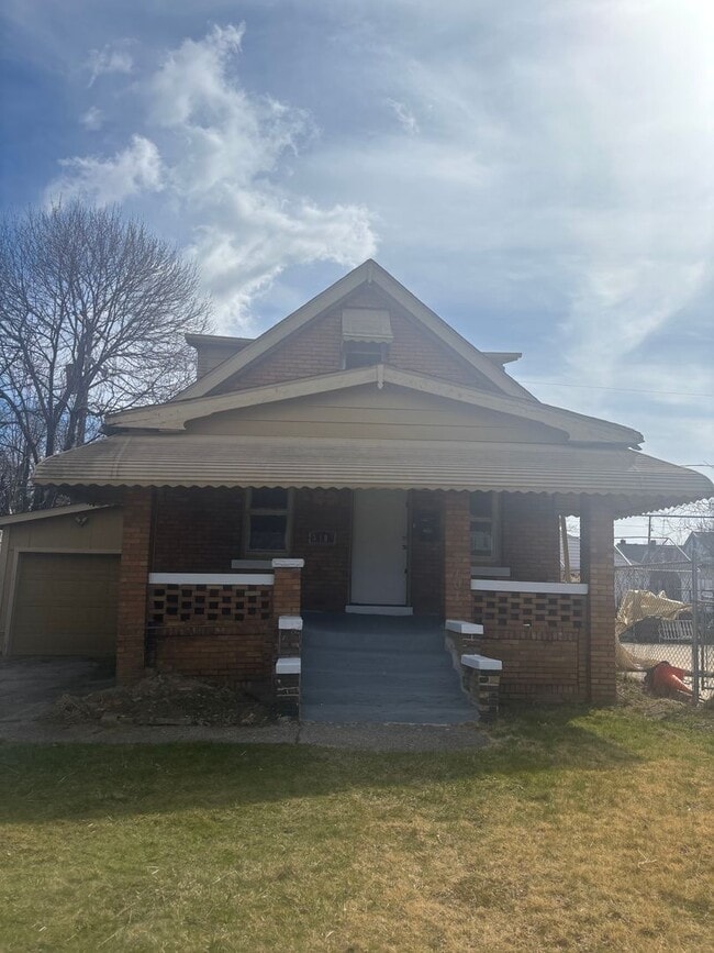 Building Photo - Single Cleveland East Side Section 8/Cash Pay